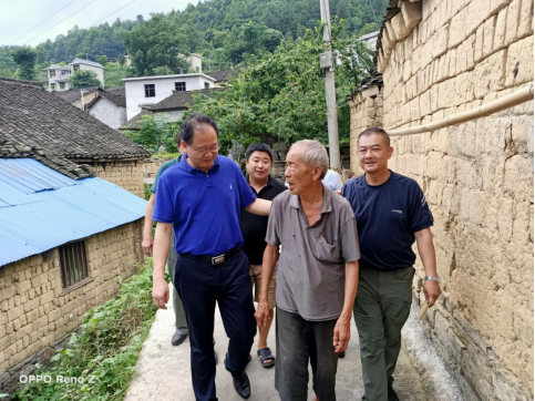 心系苗寨民众安危 叶建军馆长再赴新光村